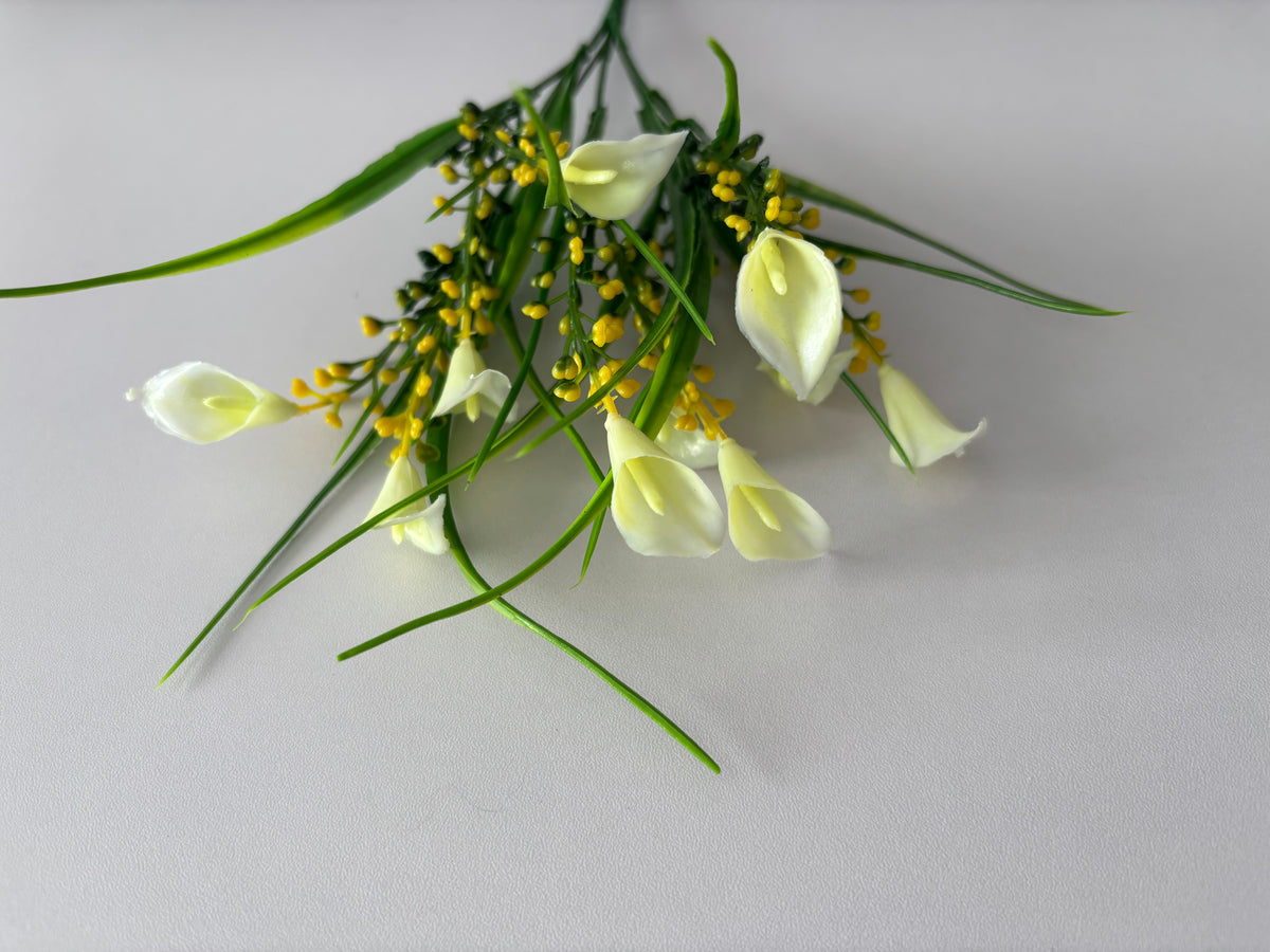 Ivory Small Calla Lily Foliage Bunch